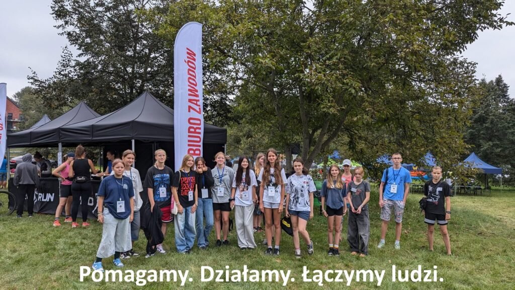 obrazek przedstawia grupe wolontariuszy.
